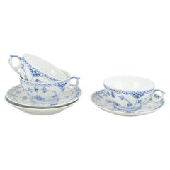 Royal Copenhagen. Lot de 3 tasses à thé avec soucoupes. Motif « Blue Fluted Half Lace ».