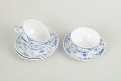 Royal Copenhagen. Lot de 3 tasses à thé avec soucoupes. Motif « Blue Fluted Half Lace ».