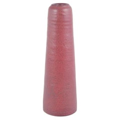 Mobach, Niederlande. Keramikvase in zylindrischer Form mit tiefroter Glasur. 1970er Jahre