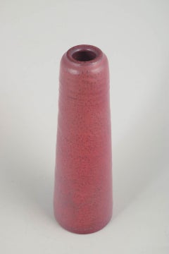 Mobach, Niederlande. Keramikvase in zylindrischer Form mit tiefroter Glasur. 1970er Jahre