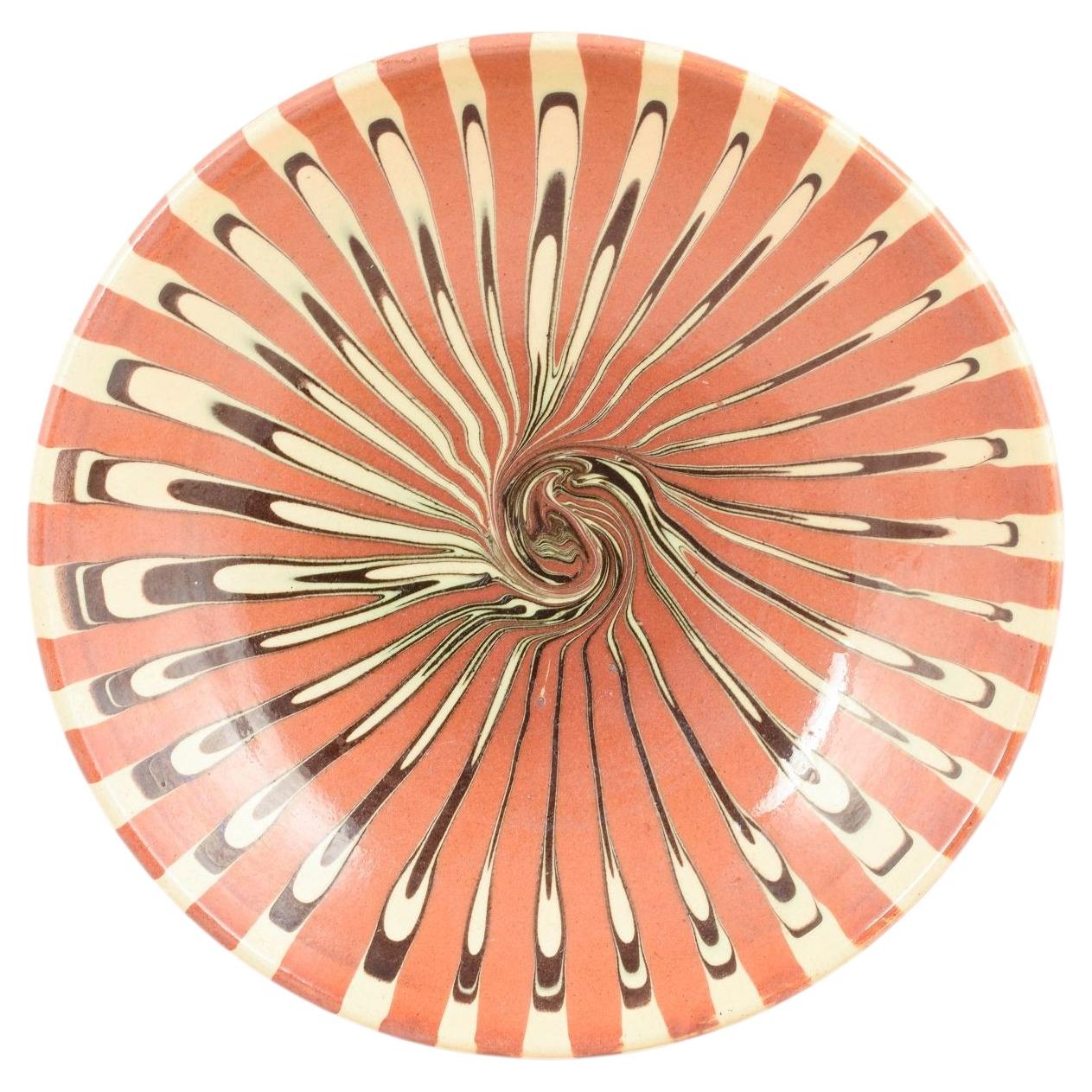 Kähler. Bol en faïence orné d'un décor en engobe tourbillonnant, années 1930