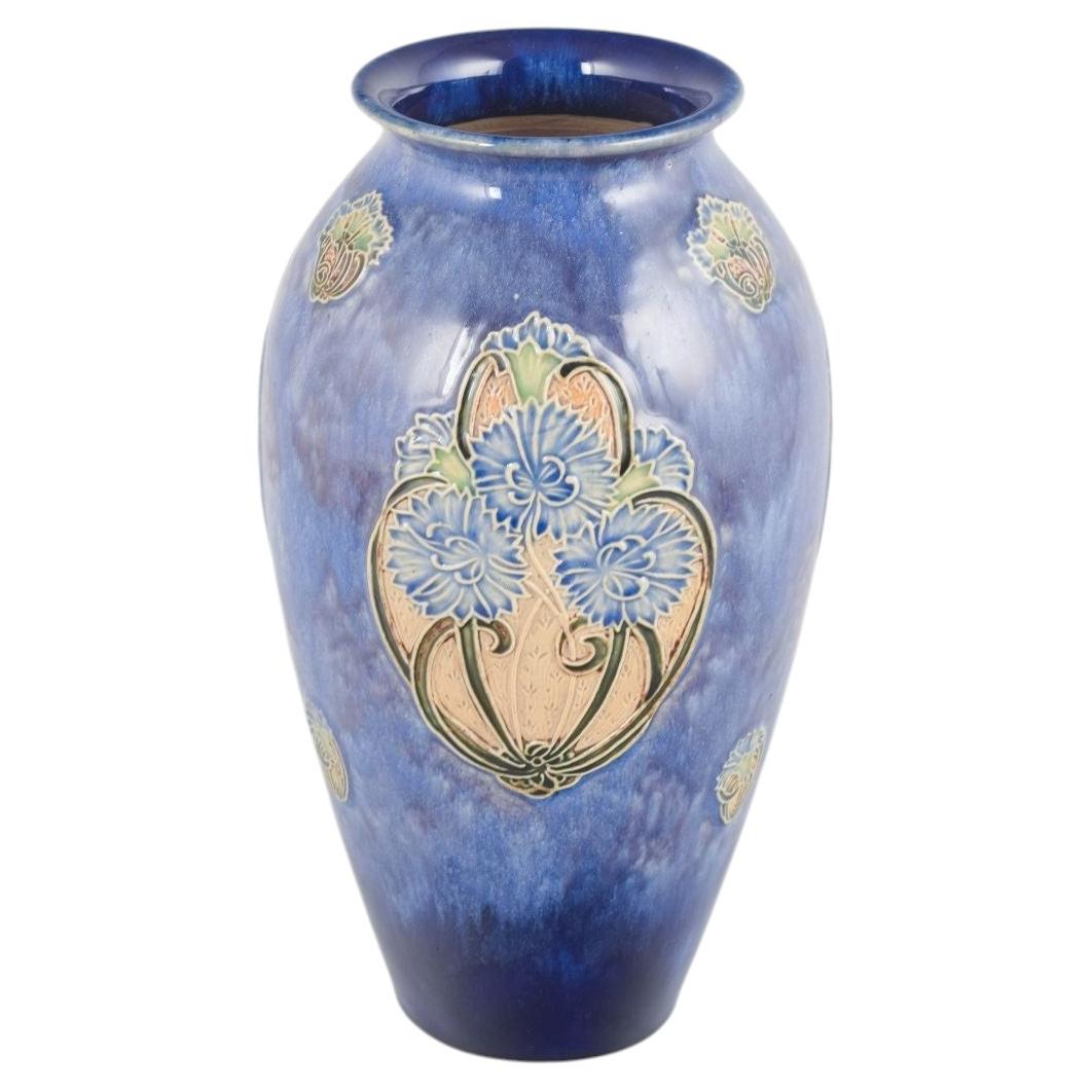 Royal Doulton. Vase Art nouveau orné de motifs floraux en relief. Années 1930