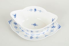 Royal Copenhagen. Salsiera della linea Blue Fluted Plain con piedistallo fisso, 1967.