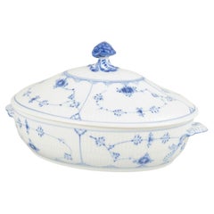 Royal Copenhagen. Blue Fluted Plain. Oval tureen with lid in porcelain, 1962.