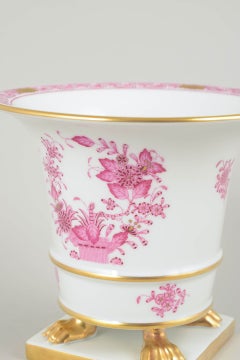 Herend. Porcelain flower pot with pink “Indian Basket” decoration. 1930s/40s