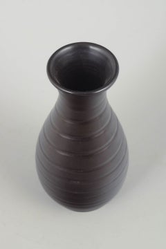 Bo Fajans, Sweden. Ceramic vase with dark brown glaze and grooved texture.