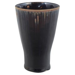 Rörstrand. Vaso conico in gres con smalto scuro. Metà del XX secolo.
