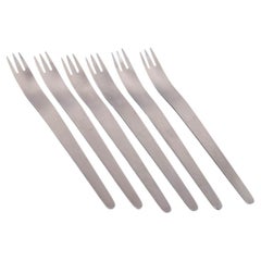 Arne Jacobsen pour Anton Michelsen. Lot de six fourchettes de table en acier inoxydable.
