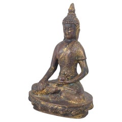 Statua di Buddha seduto in bronzo dorato in posizione meditativa. Asia, XIX secolo