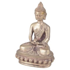 Statua di Buddha seduto in metallo placcato argento. Asia, XIX secolo