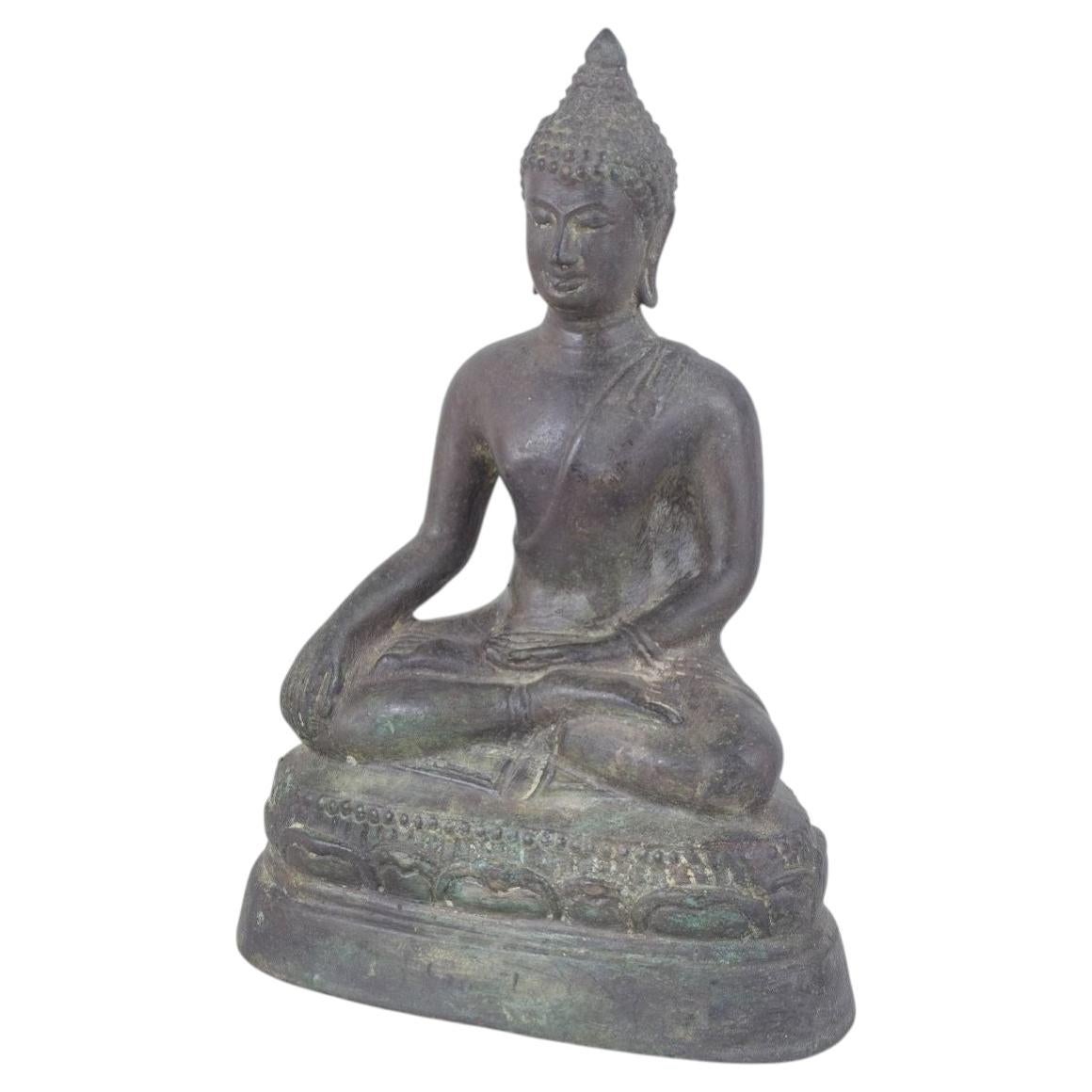 Seated Buddha figure in patinated bronze with classical meditative pose. 19th C For Sale