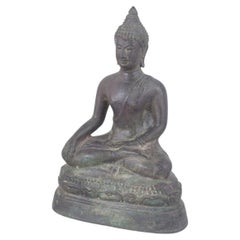 Statua di Buddha seduto in bronzo patinato, in classica posa meditativa. XIX secolo