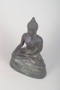 Seated Buddha figure in patinated bronze with classical meditative pose. 19th C