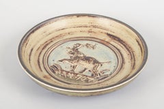 Knud Kyhn per Royal Copenhagen. Piatto rotondo in gres con un elefante in rilievo.
