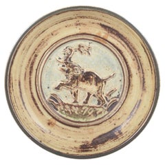 Knud Kyhn per Royal Copenhagen. Piatto rotondo in gres con un elefante in rilievo.