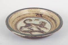 Knud Kyhn for Royal Copenhagen. Round stoneware dish with relief of lion. 1964