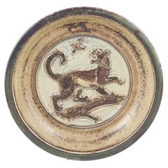 Knud Kyhn for Royal Copenhagen. Round stoneware dish with relief of lion. 1964