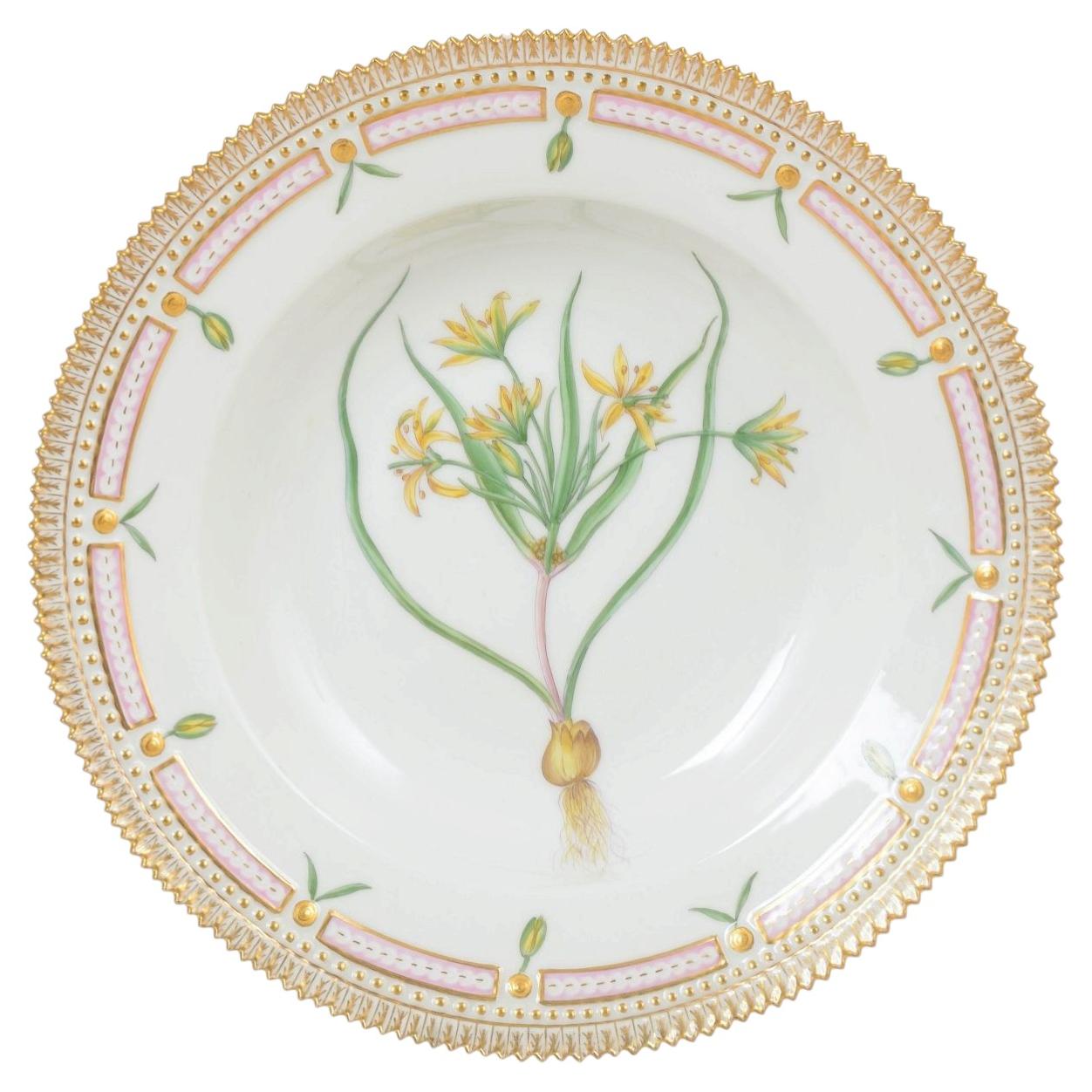 Royal Copenhagen. Flora Danica porcelain dinner plate. Dated 1945 For Sale