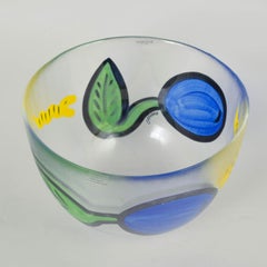 Ulrica Hydman-Vallien pour Kosta Boda. Grand saladier en verre orné d'un motif de fruits, années 1980
