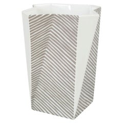Else Kamp per Bing & Grøndahl. Vaso in porcellana dal design geometrico "Futura", anni '70.