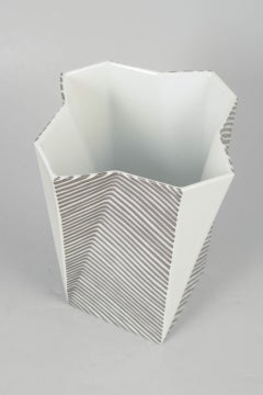 Else Kamp per Bing & Grøndahl. Vaso in porcellana dal design geometrico "Futura", anni '70.