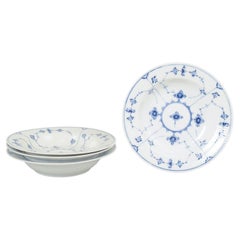 Royal Copenhagen, planche bleue cannelée. Lot de quatre assiettes à pâtes en porcelaine.