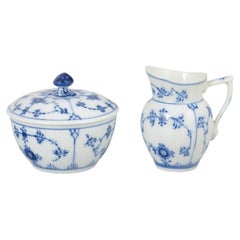 Royal Copenhagen, planche bleue cannelée. Ensemble composé d'un sucrier et d'un pot à lait en porcelaine.