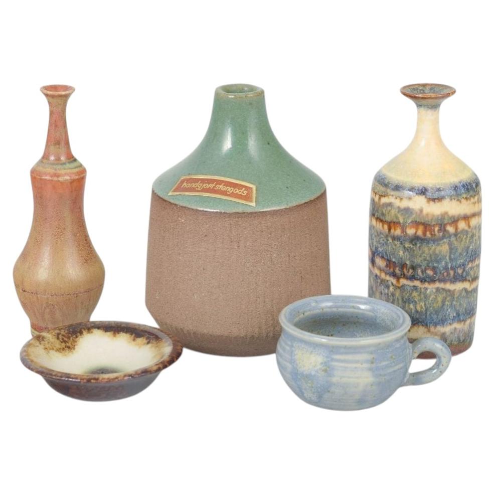 Höganäs und andere. Set aus fünf Miniaturvasen und -schalen aus Steingut. 1970er Jahre