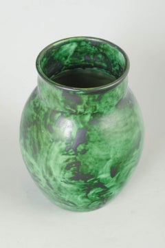 Nittsjö. Ceramic vase with marbled green glaze. Mid-20th C.