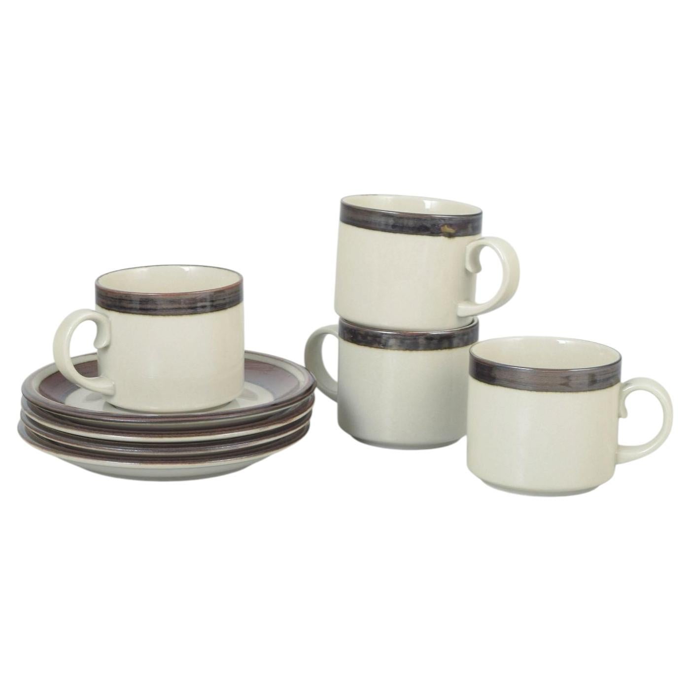 Arabia, Finlandia. Set di quattro tazze da caffè grandi "Karelia" con piattini. Anni '70
