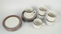 Arabia. Ein Set aus sechs Teetassen mit Untertassen und sechs Kuchentellern. Die Karelia-Reihe.