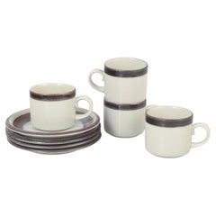 Arabia. Lot de quatre tasses à thé avec soucoupes en grès. Série « Karelia ». Années 1970