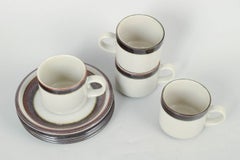Arabia. Lot de quatre tasses à thé avec soucoupes en grès. Série « Karelia ». Années 1970