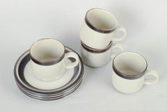 Arabia. Lot de quatre tasses à thé avec soucoupes en grès. Série « Karelia ».