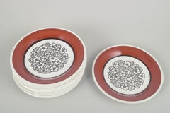 Gefle, Schweden. 10er-Set Steingut-Teller. Serie „Agneta“, 1970er Jahre.