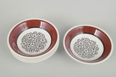 Gefle, Schweden. Set aus fünf tiefen Steingut-Tellern. Serie „Agneta“, 1970er Jahre.