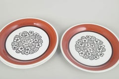 Gefle, Sweden. Set of four large stoneware plates . “Agneta” series, 1970s.