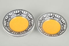 Royal Worcester. Cinque ciotole in maiolica con il centro giallo e un bordo decorativo.