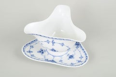 Royal Copenhagen, Blaue geriffelte Halbspitze. Seltene Sauciere in Form eines Dreispitzes, 1920er Jahre