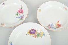 Meissen, Allemagne. Trois assiettes plates en porcelaine ornées de motifs floraux. Années 1920