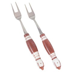 Bjørn Wiinblad, Rosenthal. Coppia di forchette da carne in acciaio inossidabile e porcellana.