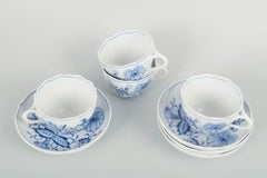 Meissen. Set of four coffee cups with saucers, "Onion Pattern”. Mid-20th C.