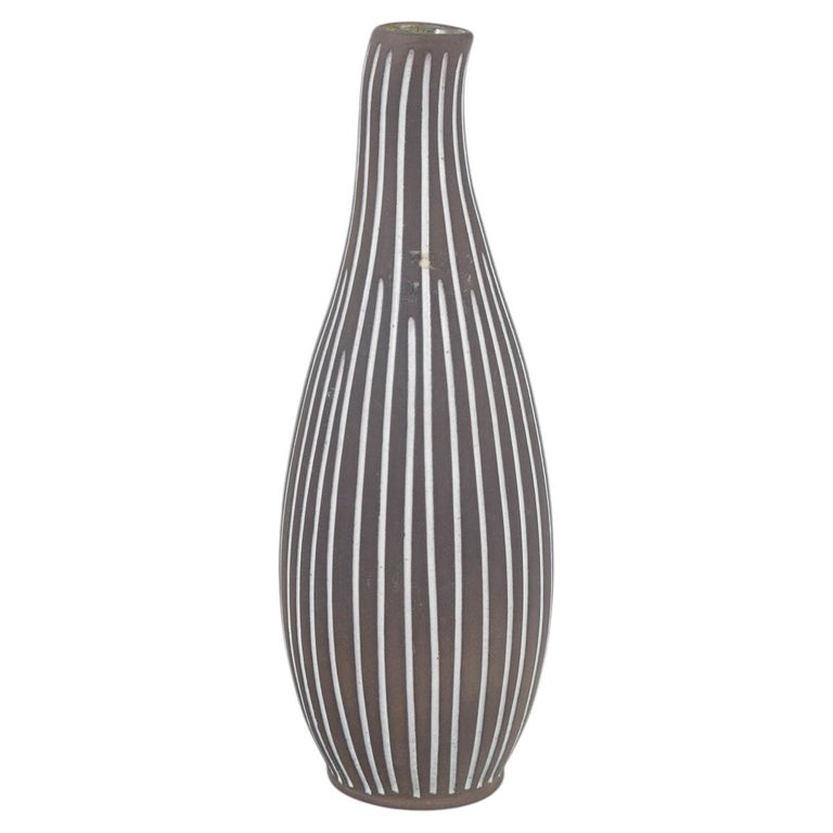 Helge Østerberg. Längliche Vase aus Steingut mit Streifenmuster. 1970er Jahre im Angebot bei 1stDibs Deutschland