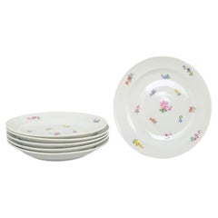 Meissen. Six dinner plates in porcelain with floral motifs. Early 20th C.