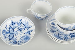 Meissen, Blue Onion. Set of four porcelain coffee cups with saucers. Mid-20th C.
