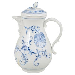 Meissen, Germany. Large porcelain coffee pot with Blue Onion pattern, c. 1900
