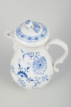 Meissen, Germany. Large porcelain coffee pot with Blue Onion pattern, c. 1900