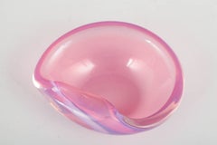 Murano art glass bowl in pink and lavender tones, 1960s.
