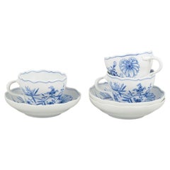 Meissen, « Blue Onion ». Lot de trois tasses à café en porcelaine avec soucoupes. A.I.C.