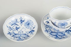 Meissen, « Blue Onion ». Lot de trois tasses à café en porcelaine avec soucoupes. A.I.C.